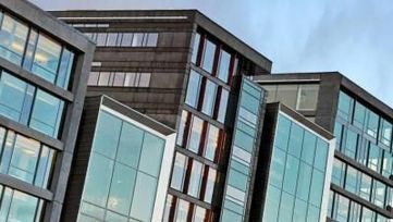Moderne bygg med store vindusflater