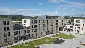 Moderne boligblokker med grøntområde