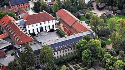 Bygård med grøntområde sett fra luften