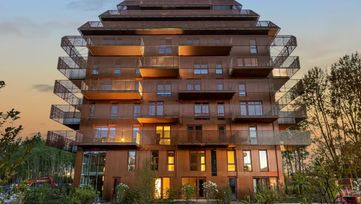 Moderne leilighetsbygg med balkonger i mur
